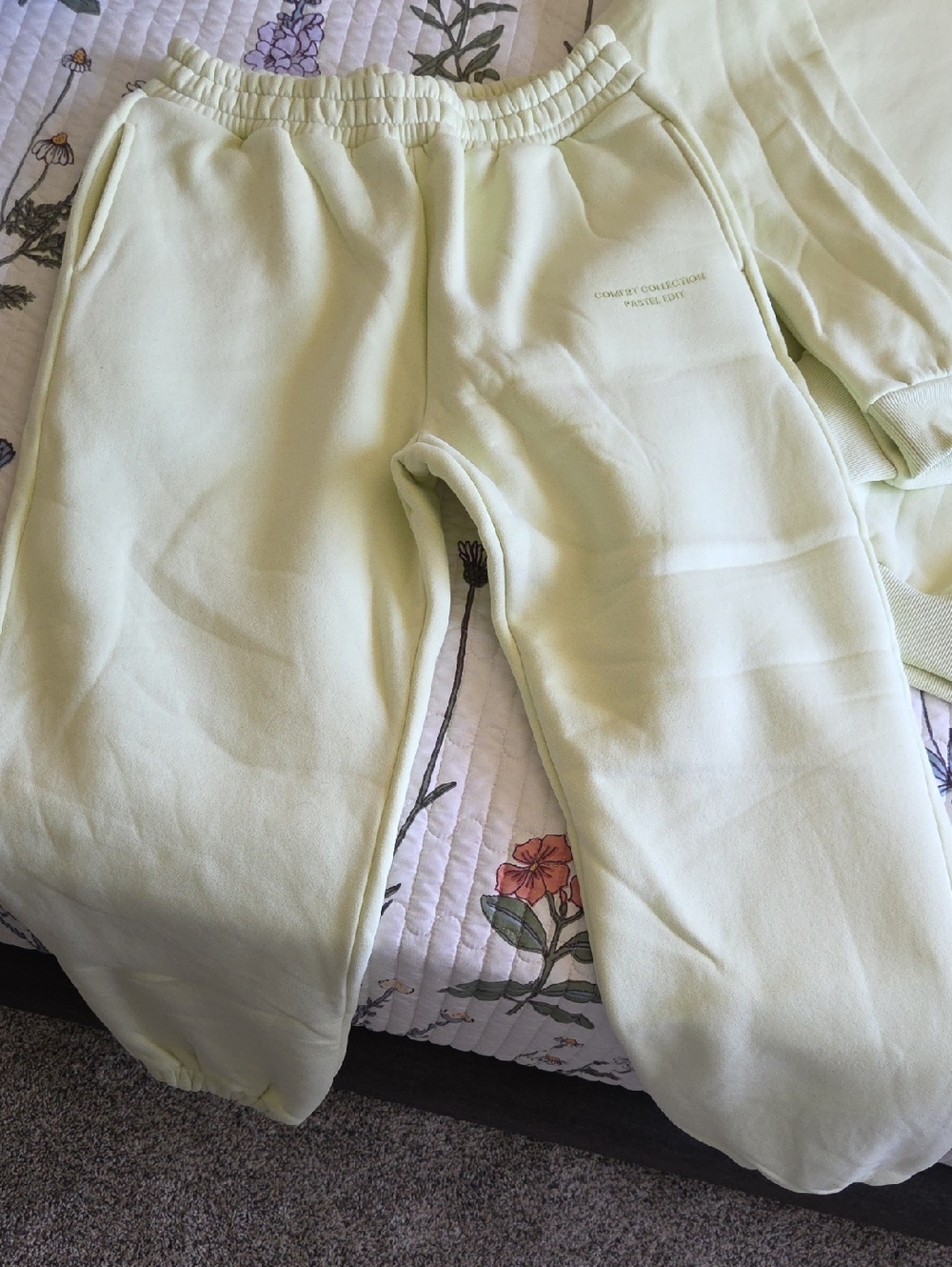COMFRT Matching Sweats Set - Picture 3 of 3